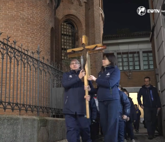 運動員十字架送到教會途中。（圖／YT@EWTN Vaticano影片截圖）